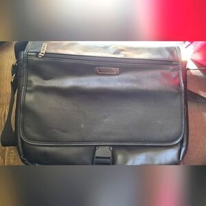 Kenneth Cole Reaction Laptop Messenger Crossbody Bag